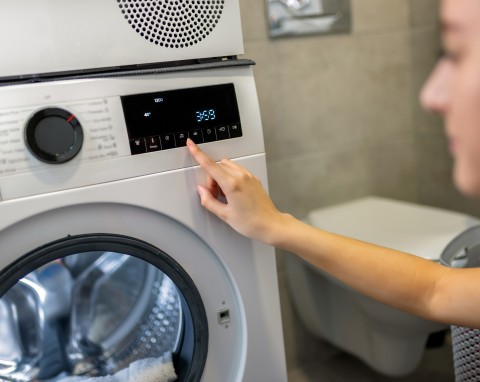 Raz w miesiącu włącz ten tryb w pralce. Przedłużysz jej żywotność bez napraw i problemów