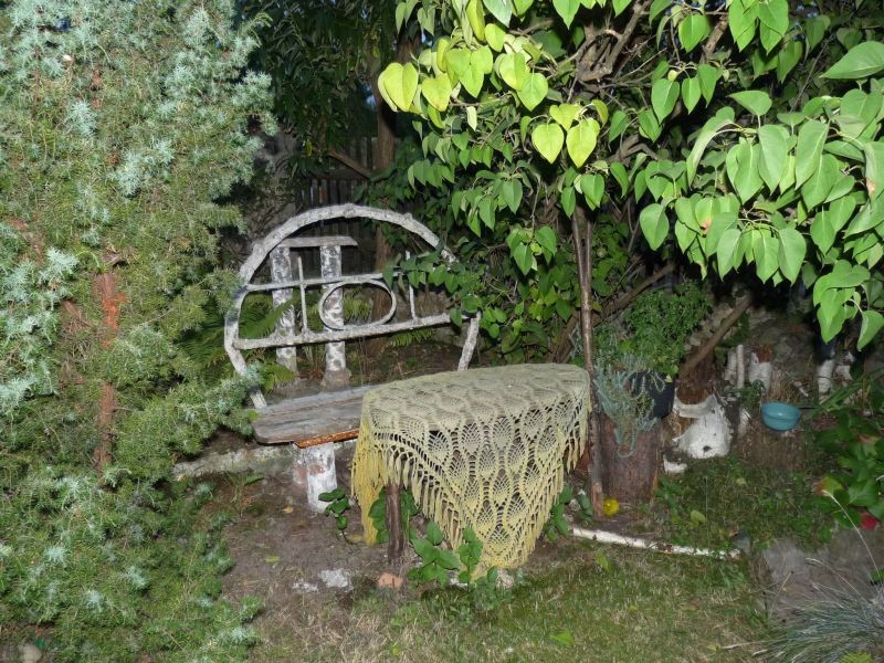 Ogród, Ogrodowe dekoracje - ławeczka " babuni " zrobiona z betonu i udaje brzozę