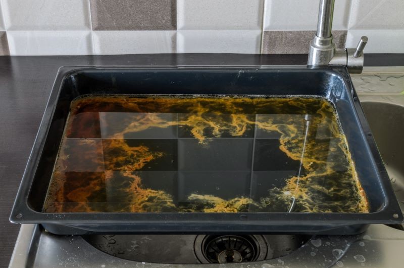 Tabletek do zmywarki można użyć do czyszczenia piekarnika i przypalonych blach.