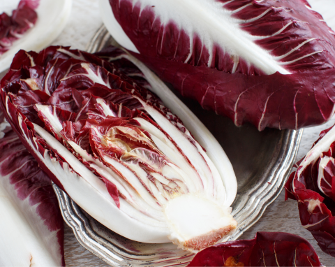 Bardzo modne i zdrowe warzywo. Jak pędzić cykorię zimą?