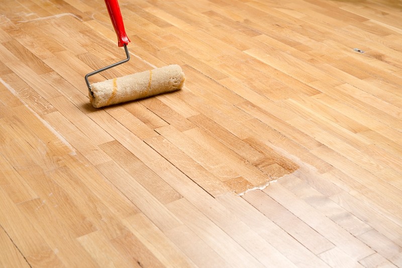 jak zlikwidować szczeliny w drewnie