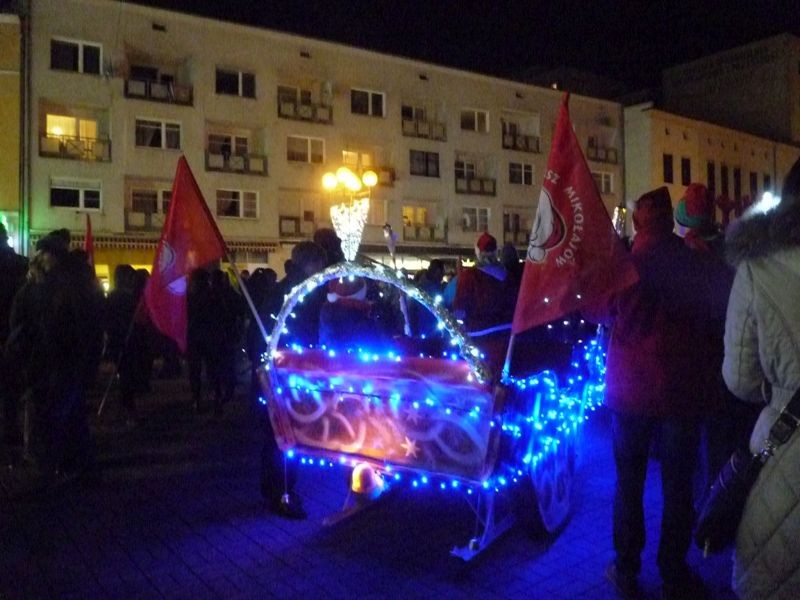 Dekoratorzy, Jarmark świąteczny - mikołaje się zwołują  na paradę