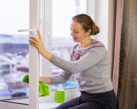 Ramy okienne białe jak śnieg. Tylko 2 składniki, a wieloletni brud znika bez śladu