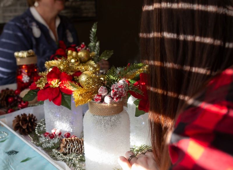 Oszroniony stroik z poinsecją przykuwa wzrok otoczenia jak żadna inna dekoracja.