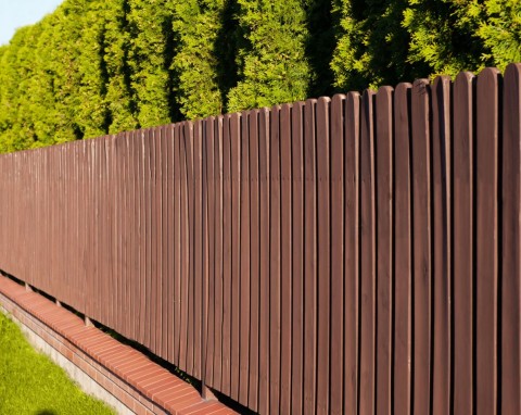 Jak wysoki może być płot? Za przekroczenie limitów grozi wysoka kara i nakaz rozbiórki