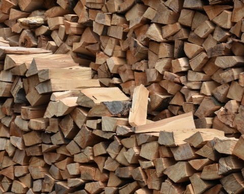Drewno suszone komorowo. Zalety i wady, jak odpowiednio przechowywać?