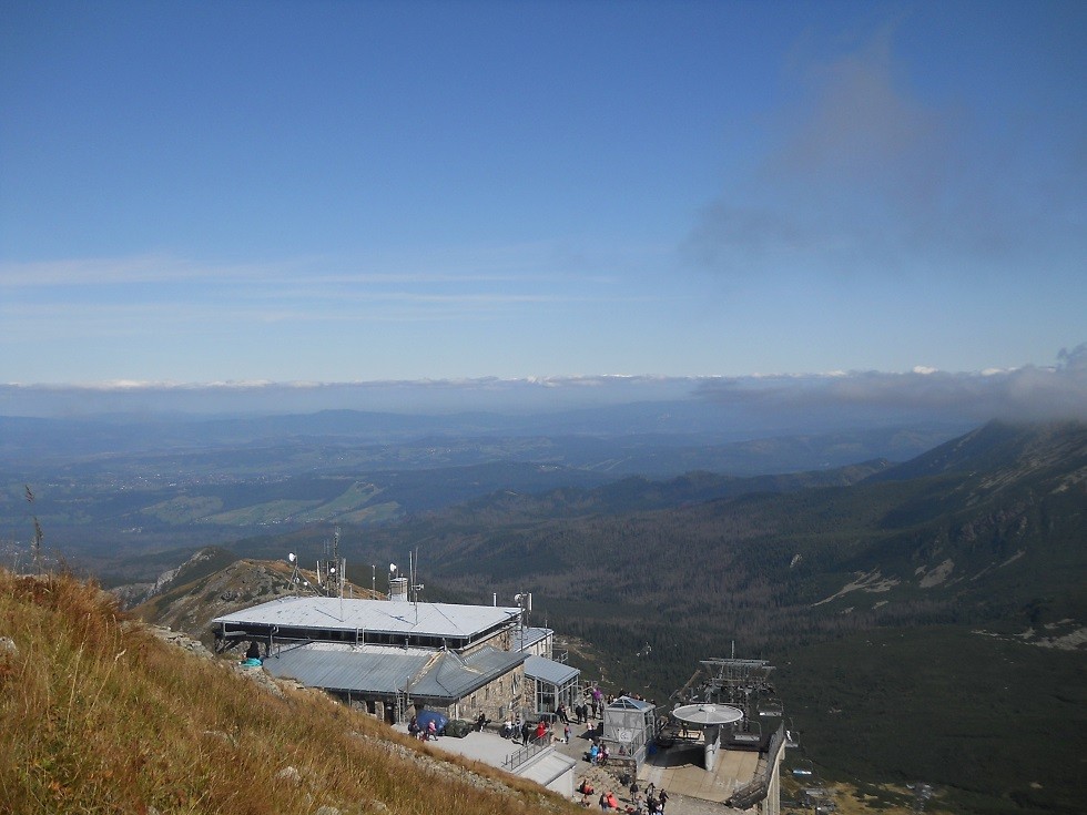 Pozostałe, Zakopane w foto - pigułce. Część czwarta: Kasprowy. - Najwyższe miejsce góry. Tu spotkało mnie coś bardzo dziwnego. Wspięłam się po kamieniach i stanęłam na tym szczycie, wokół siebie nie mając już nic, prócz opadającej w dół przestrzeni. W tym miejscu - nie czując punktu podparcia - całkowicie straciłam równowagę i nie odzyskałam jej, póki stamtąd nie zeszłam. Nigdy dotąd czegoś takiego nie doznałam.