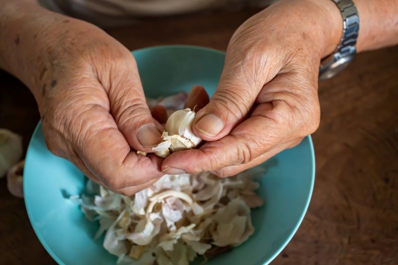 Łupiny czosnku warto gromadzić przez całą zimę.