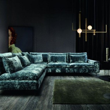 Mięsisty welwet od bardzo dawna króluje w polskich, jak i zagranicznych projektach aranżacji wnętrz. Dzięki swej miękkości, mocnemu połyskowi czy przyjemnej w dotyku fakturze, welur często wykorzystywany jest na obicia różnego rodzaju elementów wyposażenia lub dekoracji związanych z wypoczynkiem – poduszek, poszewek czy narzut, jest też idealny na zasłony. Największy efekt osiąga jednak w momencie, gdy stanowi pokrycie królowej salonu – sofy. Wizualne właściwości weluru podkreśli idealnie  pikowanie – co widać np. w ponadczasowym modelu Chesterfield z charakterystycznym rombowym pikowaniem.