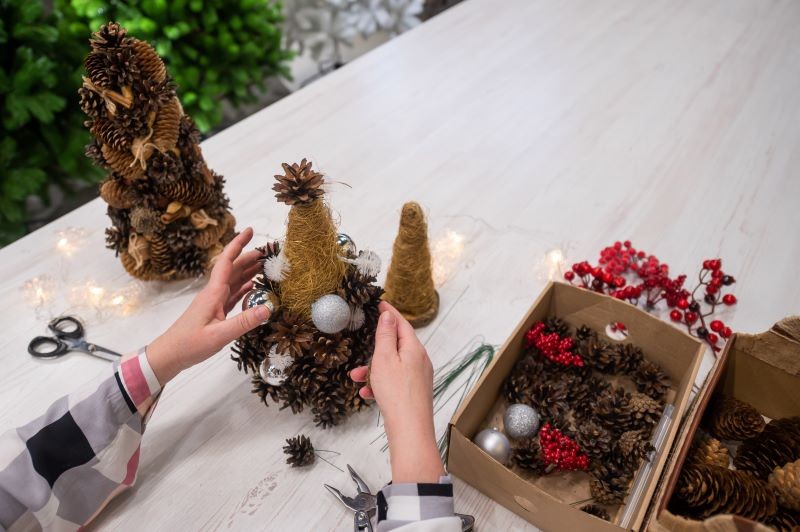 Choinkę z szyszek wykonamy w kilku prostych krokach.