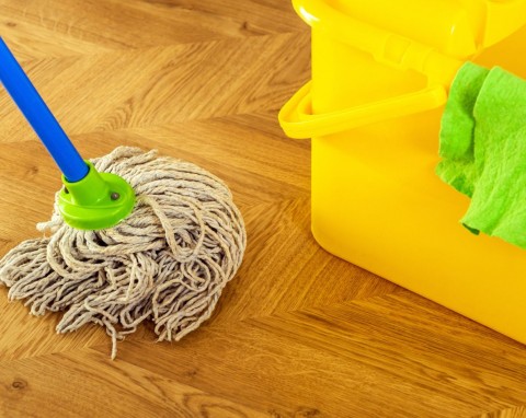 Mop brzydko pachnie i ciężko go doprać? W godzinę pozbędziesz się zapachu stęchlizny