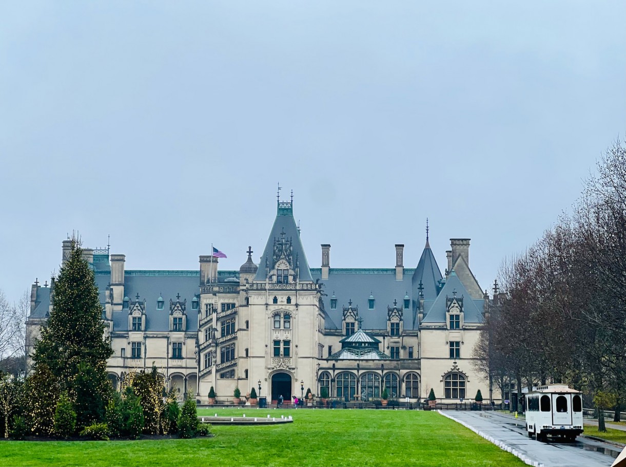 Domy i mieszkania, Biltmore - pałac w USA już gotowy na święta! - Pałac Biltmore Estate jest największym prywatnym domem w Stanach Zjednoczonych. Znajduje się w Asheville w Północnej Karolinie. Pałac ma aż 250 pokoi!

Fot. Unsplash