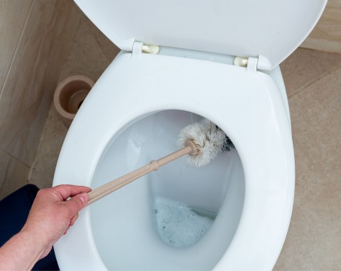 Muszla klozetowa będzie błyszczeć po 15 minutach. Bez wysiłku i zacieków z kamienia