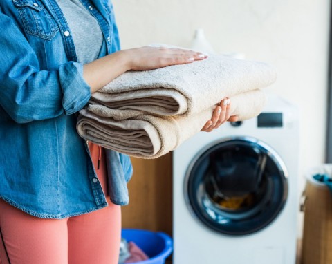 Tych 5 rzeczy nigdy nie pierz w gorącej wodzie. Eksperci tłumaczą dlaczego