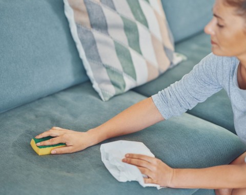 Odświeżanie sofy bez prania. Będzie czysta i pachnąca, nawet plamy znikną