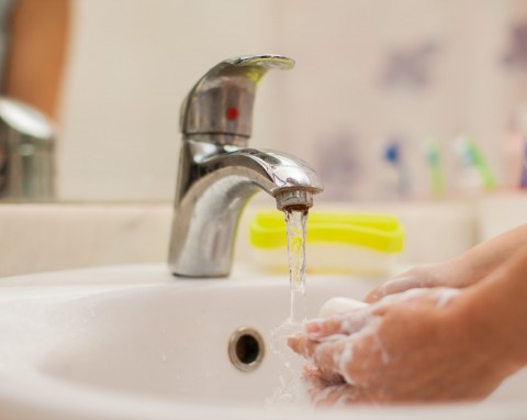 Jak oszczędzać wodę w domu? Tak obniżysz rachunki
