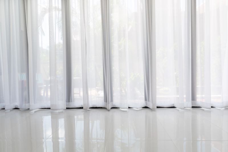 Z czasem firanki tracą śnieżną biel – szarzeją i żółkną.
