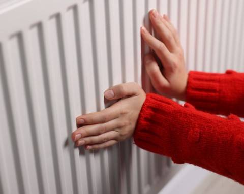 Dlaczego kaloryfery są zimne na dole? Zastosuj prosty trik fachowców, będą grzały równomiernie