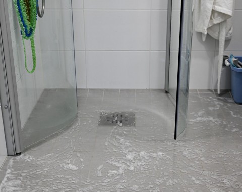 Hydraulik nie zdradzi ci tej sztuczki. W prosty sposób można przetkać odpływ pod prysznicem lub w wannie