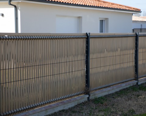 Sąsiad chce pieniędzy za ogrodzenie? Sprawdzamy, co na to przepisy