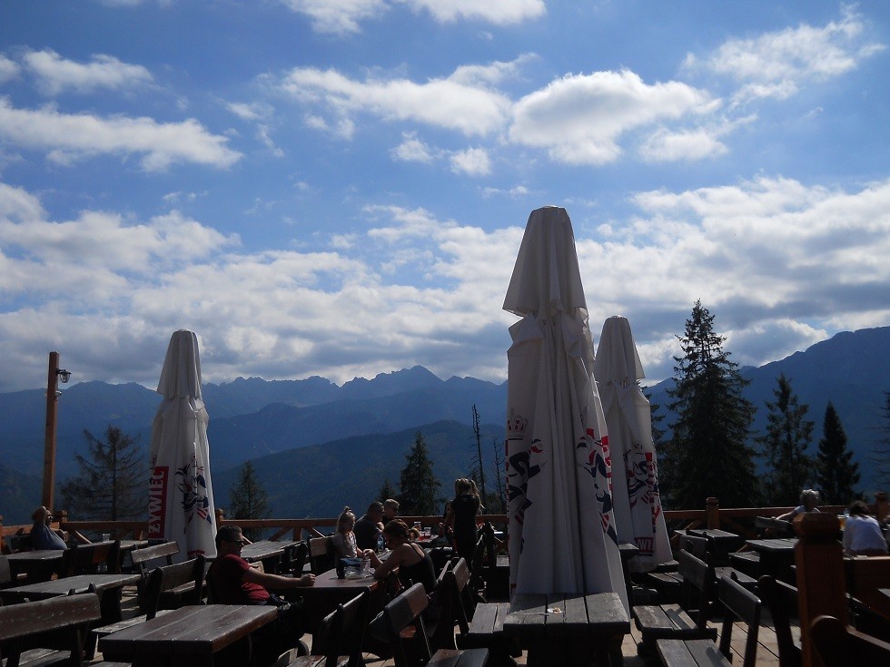 Podróże, Zakopane w foto - pigułce. Część pierwsza: Krupówki. - Piwko z widokiem...albo widok z piwkiem:) Zimne, smakowało w tym bardzo ciepłym dniu.