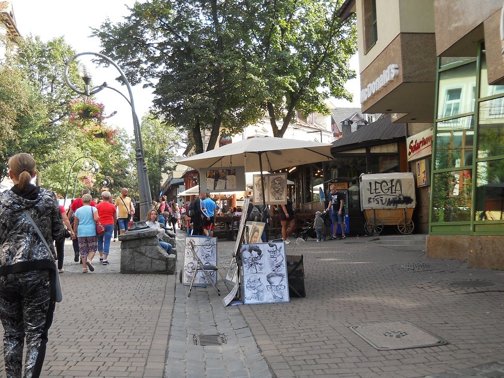 Podróże, Zakopane w foto - pigułce. Część pierwsza: Krupówki. - Gdzieniegdzie artysta przycupnął i tworzył...Tu akurat karykaturzysta swe prace wystawił, na pokuszenie się :)