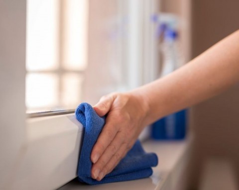 Ramy okienne białe jak śnieg. Tylko 2 składniki, a nawet wieloletni brud znika bez śladu