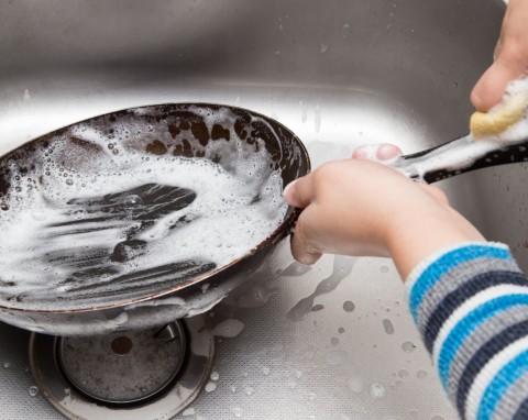 Przetestowałam 5 sposobów na czyszczenie przypalonej patelni. Jeden jest bezkonkurencyjny, działa od ręki