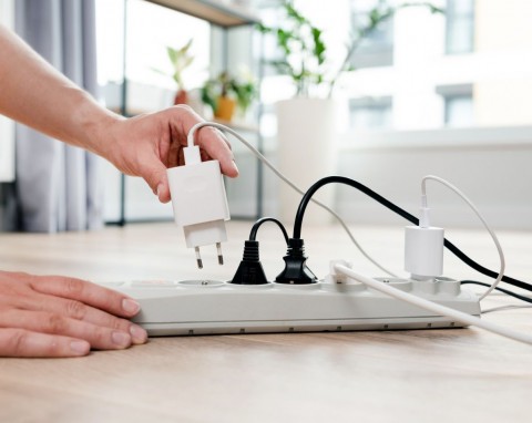 Urządzenia, których nie wolno podpinać do listwy zasilającej. Elektryk wymienia