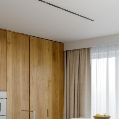 Postaw na odpowiednie natężenie oświetlenia
Każdy z wykonywanych obowiązków będzie wymagał innego natężenia oświetlenia. Według norm w przestrzeni biurowej powinno „pojawić się” min. 500 luksów, jeśli mówimy o pracy przy komputerze. Warto jednak wiedzieć, że natężenie należy dopasować do pełnionych obowiązków. I tak na przykład segregowanie dokumentów czy ich kopiowanie powinno odbywać się przy min. 300 lx, ale już prace precyzyjne, takie, jakimi trudnią się jubilerzy czy rękodzielnicy, muszą odbywać się przy świetle o natężeniu nawet 1000 lx i większym.