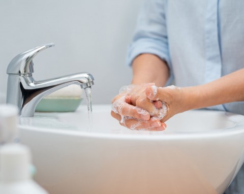 Jak prawidłowo myć dłonie? Poznaj najbrudniejsze miejsca w swoim domu