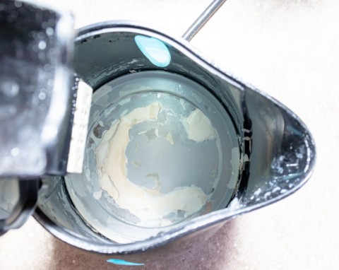 Ani sodą, ani octem. Kamień w czajniku czyszczę inaczej, lśni jak nowy