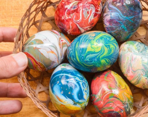 Jak farbować jajka do koszyczka? Genialne patenty na oryginalne pisanki