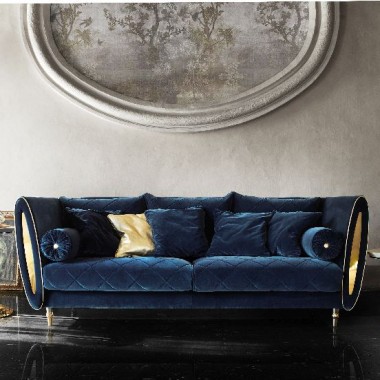 - Delikatny materiał weluru jest niezwykle elegancki i miękki, przez co gwarantuje przyjemny wypoczynek i wygodę. Pamiętajmy jednak, że tkanina ta narażona jest na wytarcia oraz odgniecenia, dlatego nie będzie dobrym rozwiązaniem do codziennego spania. Mimo to, welurowe sofy czy fotele mogą być nie tylko pięknie wyglądającym elementem aranżacji, ale także meblem wysoce funkcjonalnym – na przykład w wersji hybrydowej, gdzie wygodę wypoczynku na sofie połączono z możliwością przechowywania gadżetów na wbudowanych półeczkach lub…zintegrowanym stolikiem czy minibarkiem. – wyjaśnia Aldona Mioduszewska, Dyrektor Marketingu w Galerii Wnętrz DOMAR.