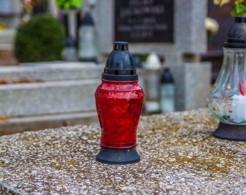 Czyszczenie nagrobków. Praktyczny poradnik przed Wszystkimi Świętymi