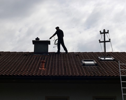 Czyszczenie komina w sezonie grzewczym. Czy obierki ziemniaków rzeczywiście czyszczą przewody kominowe?