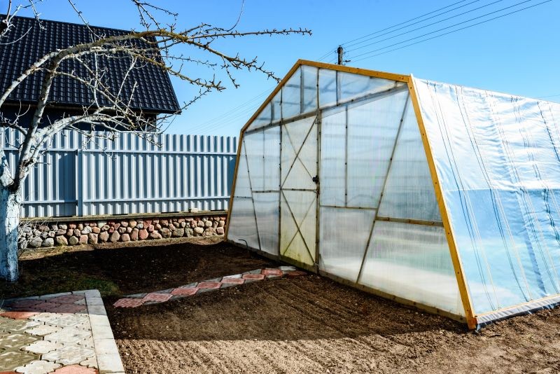 Śnieg w naturalny spos&oacute;b chroni glebę przed mrozem i utratą wilgoci. Warto rozsypywać go w szklarni.