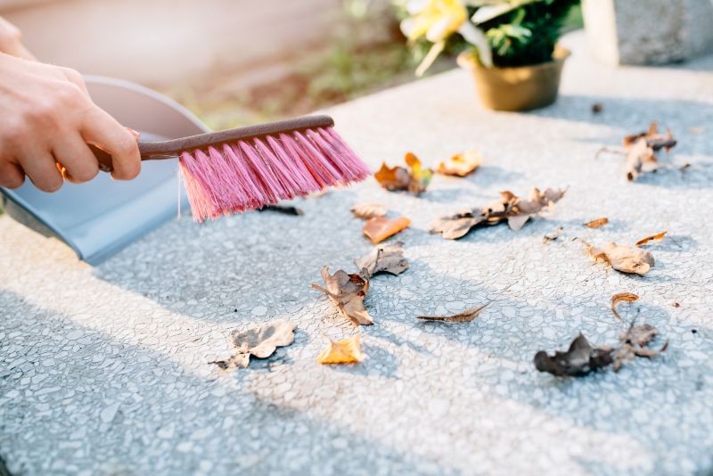 Jak często czyścić nagrobek? 