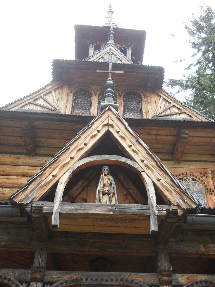 Pozostałe, Zakopane w foto - pigułce. Część trzecia: Jaszczurówka. - Nad wejściem umieszczona jest figurka Chrystusa Frasobliwego. Który wita i żegna zarazem zwiedzających, jak i złaknionych modlitwy...