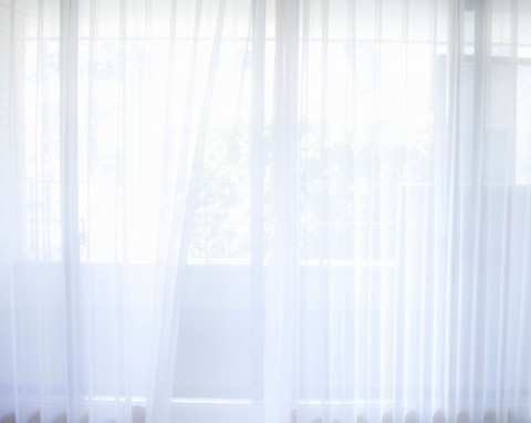 Jak prać firanki, by znów były śnieżnobiałe? 3 triki bez wybielacza