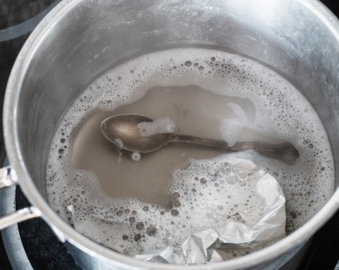 Soda i ocet tak dobrze nie działają. Ten sposób na wyczyszczenie ciemnych sztućców jest najlepszy