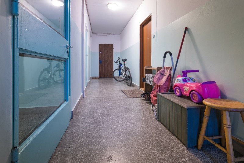 kary za trzymanie rzeczy na klatce schodowej