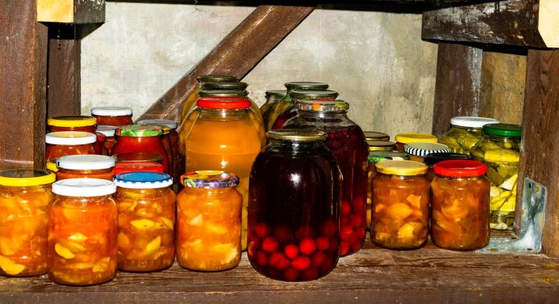 Jeśli w piwnicy mamy okienko, warto je regularnie uchylać, aby pozbyć się wilgoci.