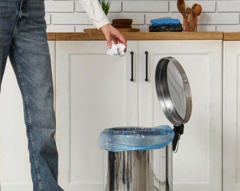 Wymieszaj i wsyp pod worek w koszu na śmieci. Działa jak pochłaniacz wilgoci i brzydkich zapachów