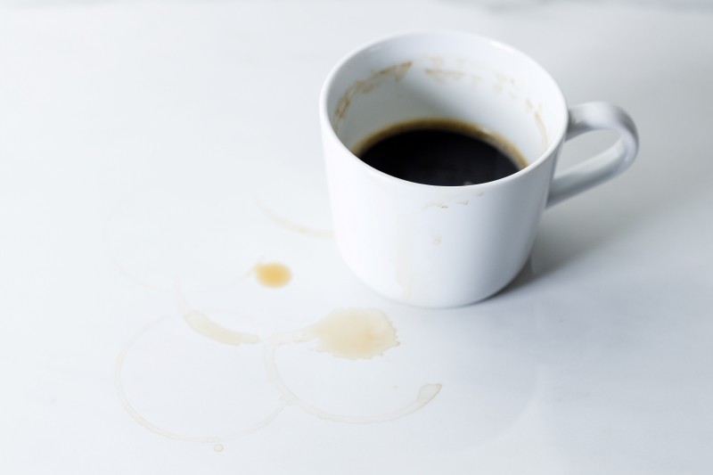 jak się pozbyć trudnych plam na obrusie