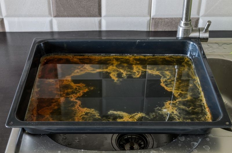 Namaczanie sprawia, że brud na blasze do pieczenia mięknie i jest łatwiejszy w usunięciu.