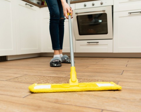 Te dwa produkty są w każdym domu. Dodaj do wody i umyj panele, efekt jest powalający