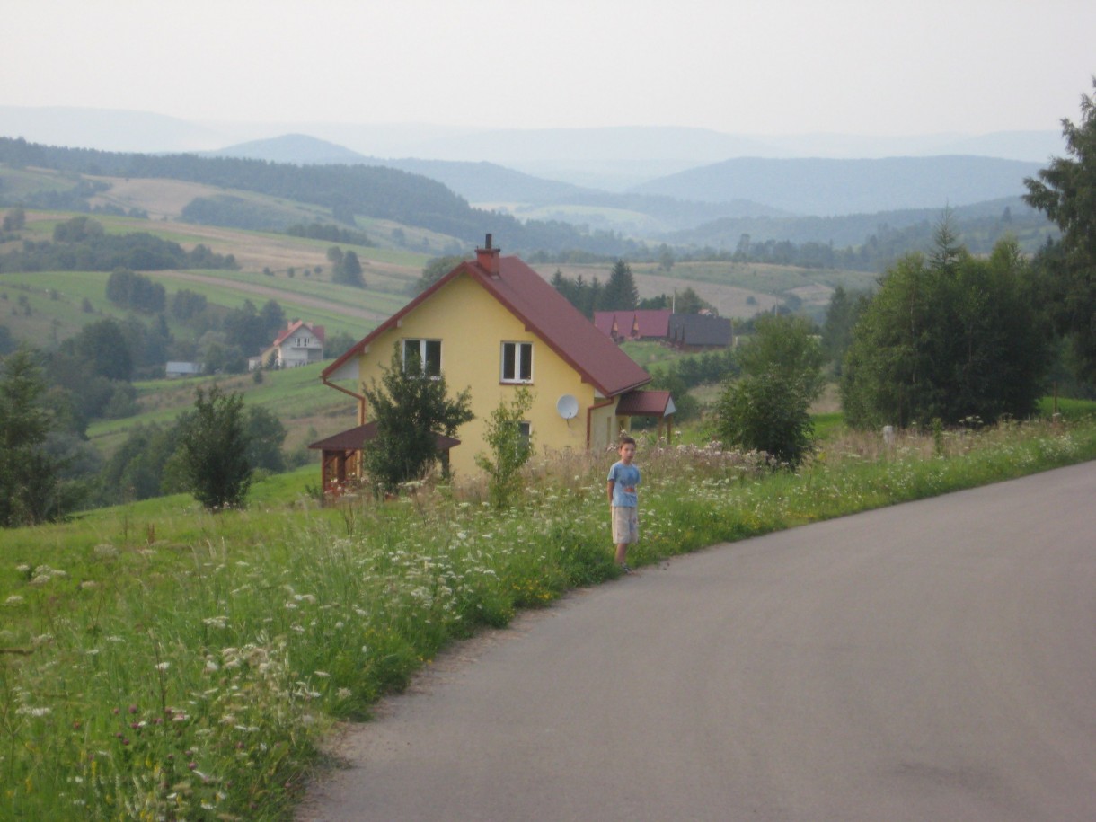 Pozostałe, Z cyklu cudze chwalicie... Bieszczady w moim obiektywie... - Moje dziecię dzielnie pozujące na tle pasma bieszczadzkiego