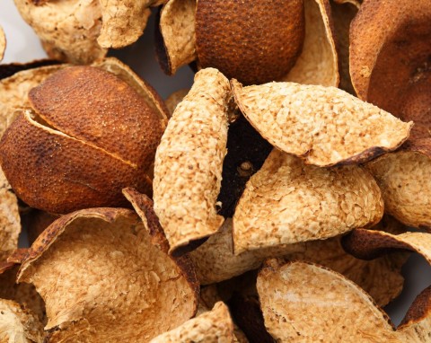 Suszone wykorzystasz jako rozpałkę do kominka. Ze świeżych zrobisz środek do czyszczenia i odstraszysz mole