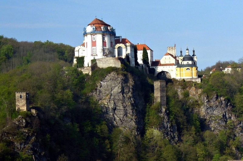 Salon, Zbytki pałacowe